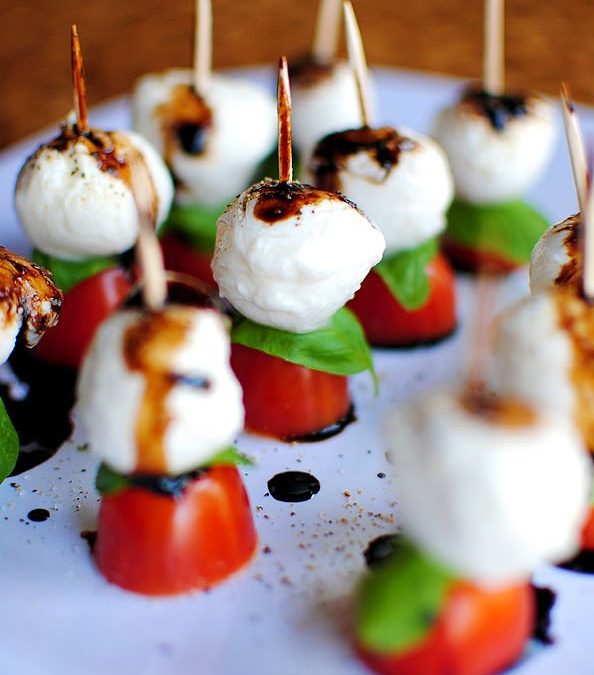 CAPRESE BITES (Adapted from iowargirleats.com)