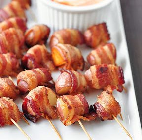 BACON-WRAPPED POTATO BITES WITH SPICY SOUR CREAM DIPPING SAUCE