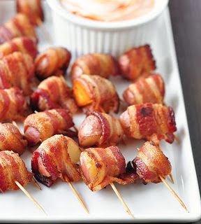 BACON-WRAPPED POTATO BITES WITH SPICY SOUR CREAM DIPPING SAUCE ...